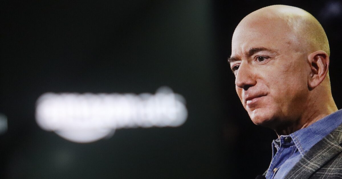 Imagem de capa do artigo: Startup apoiada por Jeff Bezos desenvolve IA para acelerar descoberta de materiais para chips