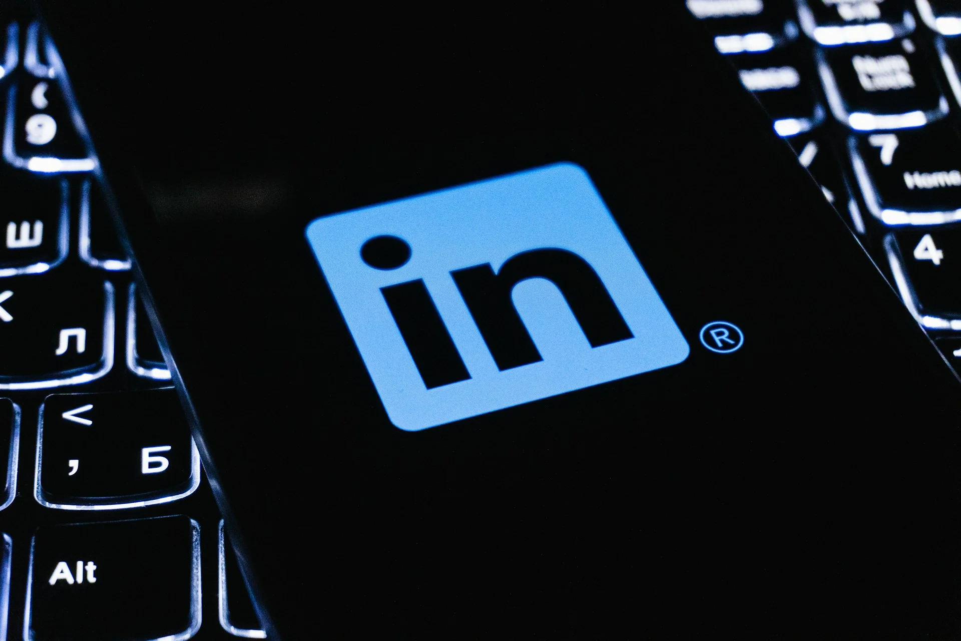 Imagem do artigo: LinkedIn cria botão oficial para denunciar "lixo de IA" no feed