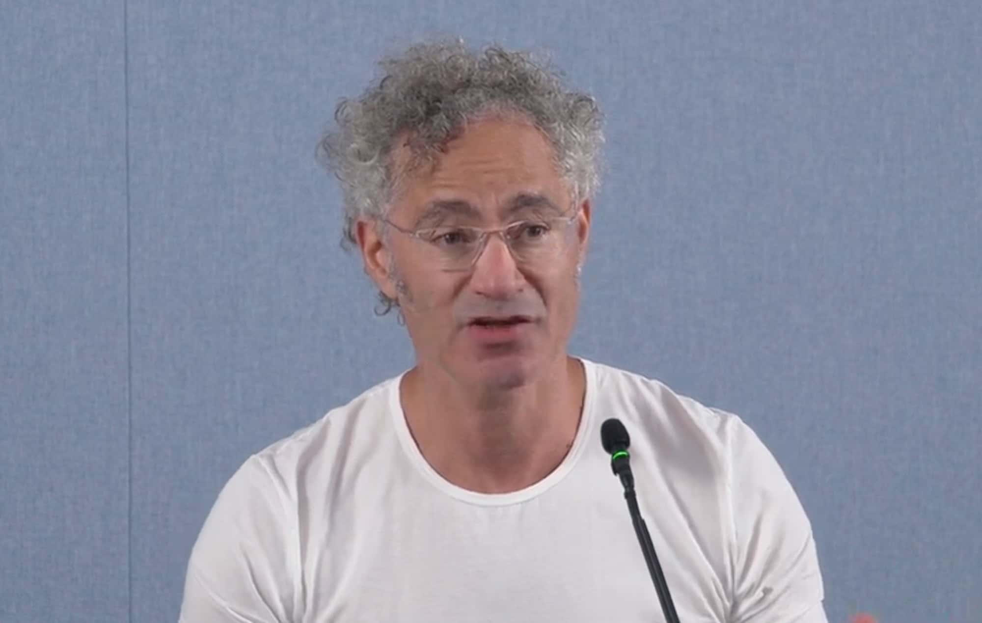 Imagem do artigo: CEO da Palantir chama setor de IA de “marxista” após lucro de R$ 5,6 bi